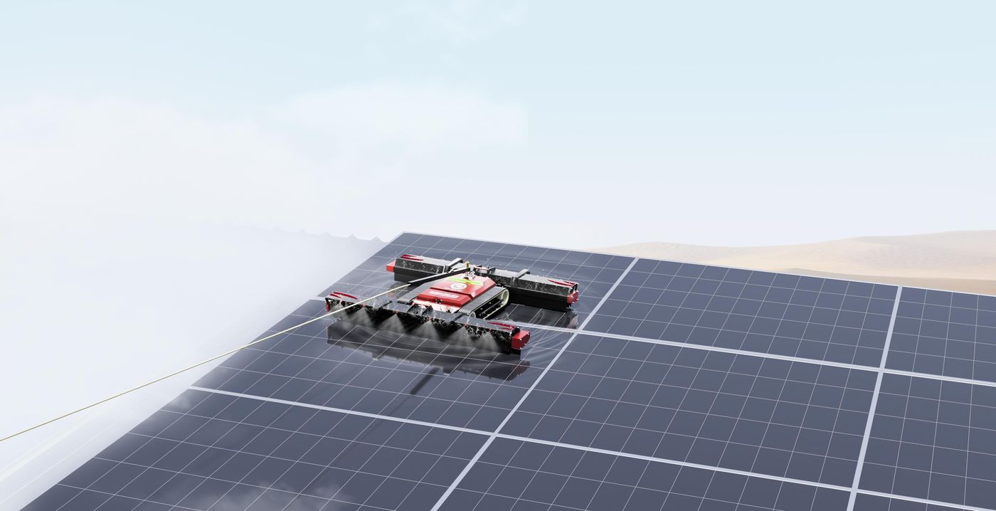 パネル洗浄作業中の RHINO700-EC6